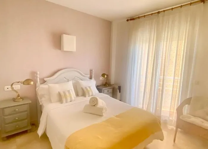 Beach, Parking, Wifi For 5 People!! *