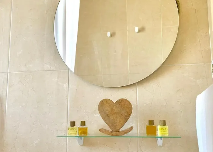 Beach, Parking, Wifi For 5 People!!