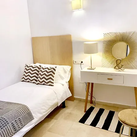 Beach, Parking, Wifi For 5 People!! *