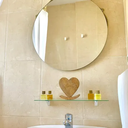 Beach, Parking, Wifi For 5 People!!